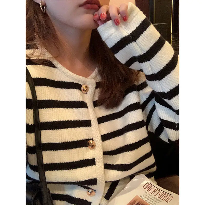 Autumn and winter Korean contrasting striped knitted cardigan